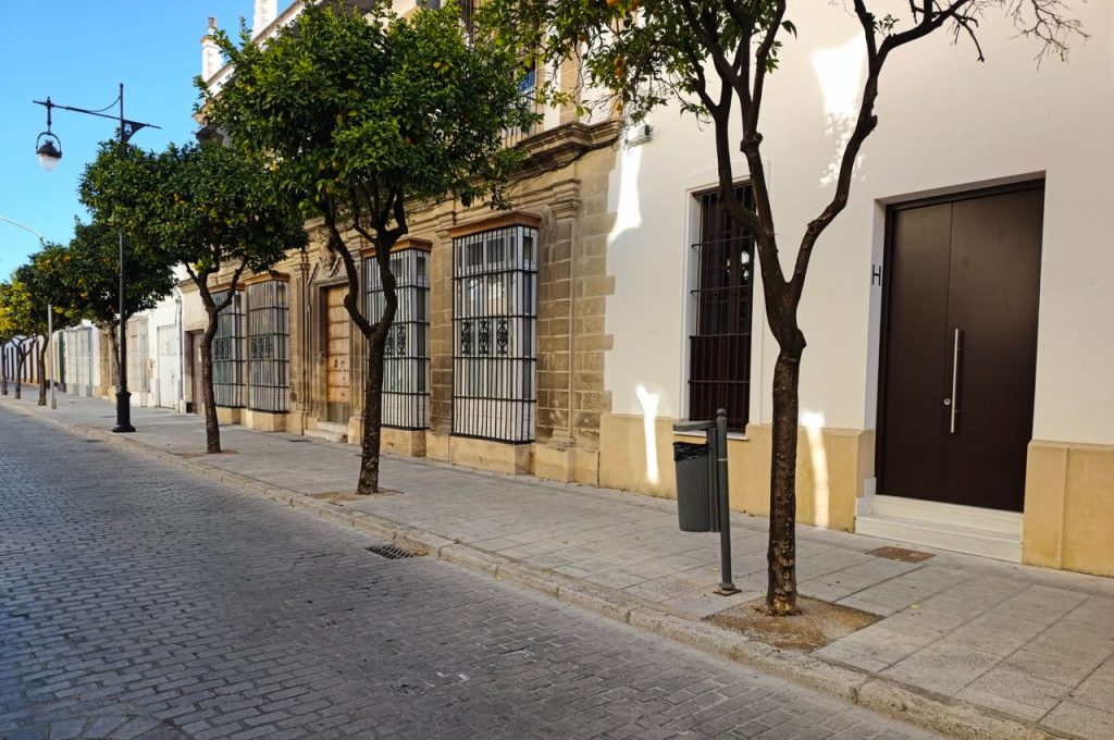 A picturesque street view in El Puerto de Santa María, Spain with historic architecture.